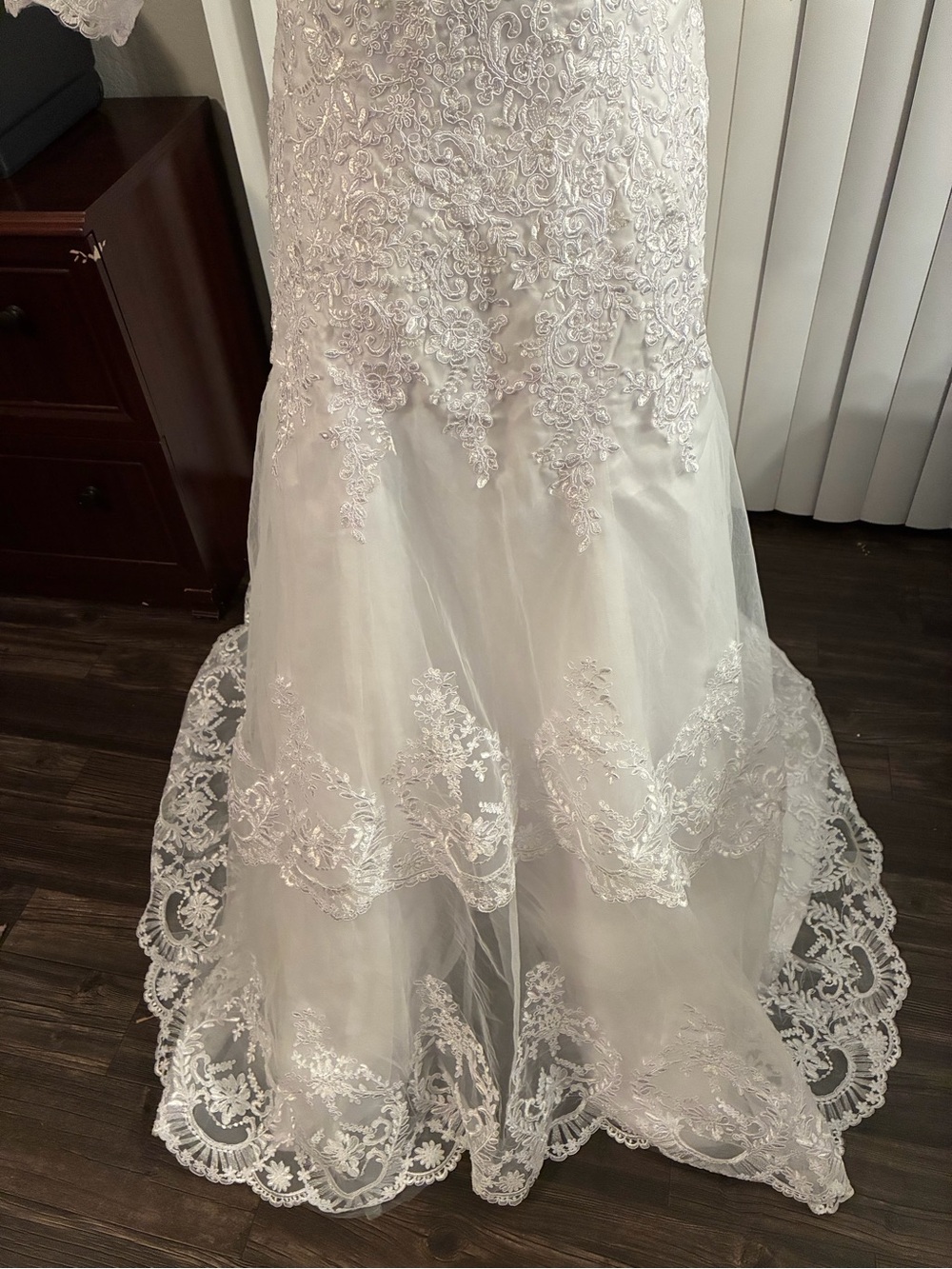 Elegant White Lace A-line Bridal Gown size M (6-8) Scalloped Neck 3/4 sleeves - Picture 3 of 16
